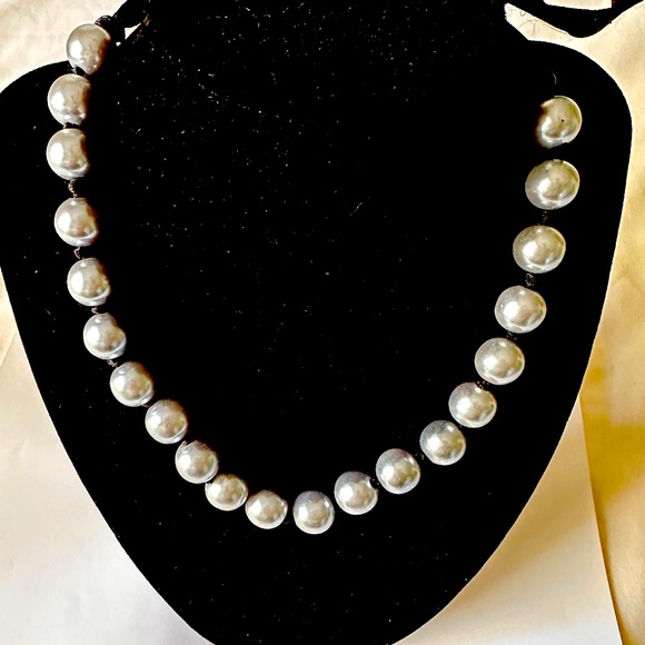 Tahitian look Shiny Gray Beads with ribbon tie and matching earrings set - Picture 1 of 3